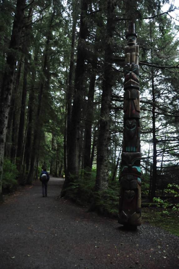 Caminhando por parque onde ocorreu a batalha entre russos e Tinglits pelo controle de Sitka, no sudeste do Alaska